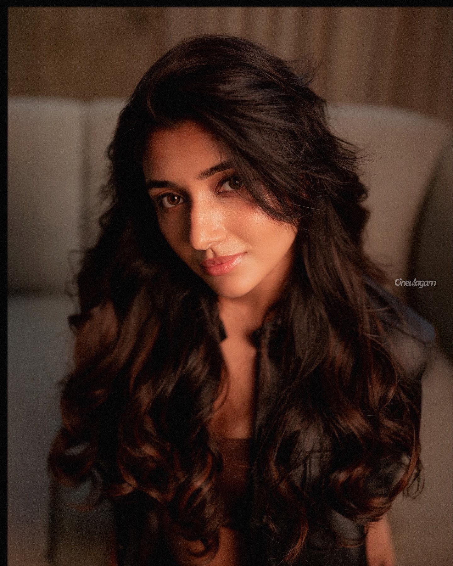 ஷார்ட் உடையில் செம ஹாட் போஸ் கொடுத்த மிர்னா மேனன் 3 Gallery