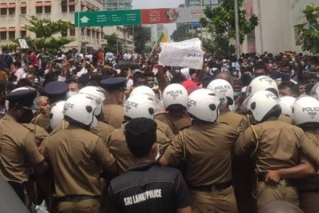 கோட்டாபய- ரணில் பதவி விலகும் வரை நாடளாவிய ரீதியில் இன்று முதல் நிர்வாக முடக்கம்!