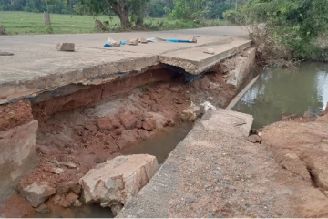 வற்றாப்பளை - முள்ளியவளை வீதியில் வெள்ளத்தால் சிதைந்த பகுதி: நடக்கப் போவது என்ன..!