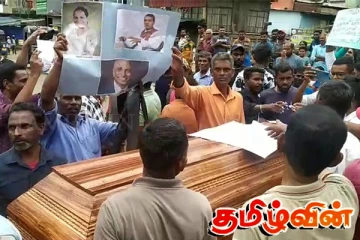 சவப்பெட்டி ஏந்தி உருவ பொம்மையை எரித்து தோட்டத் தொழிலாளர்கள் ஆர்ப்பாட்டம்