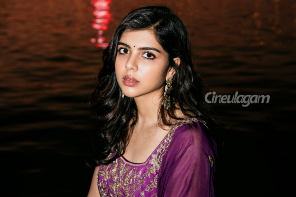 ஹோம்லியாக இருந்த கல்யாணி ப்ரியதர்ஷனா இப்படி.. அட்டைப்படத்திற்கு கிளாமர் போட்டோஷூட் | Kalyani Priyadarshan Latest Cover Photoshoot