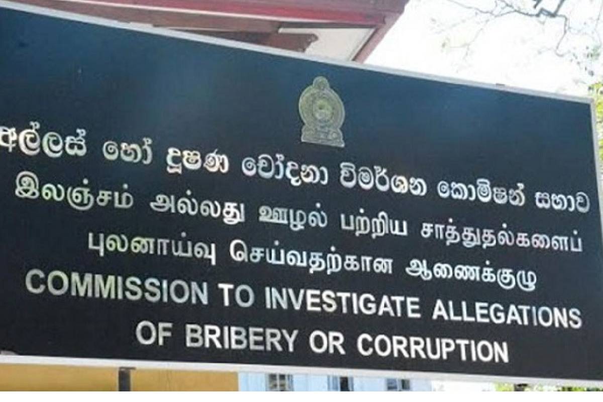 பிரதேச சபையின் ஊழியர்களை கடமை நேரத்தில் வர்ணம் பூச வைத்த உத்தியோகத்தர்! | Pradeshiya Sabha Employees Paint House During Duty பிரதேச சபையின் ஊழியர்களை கடமை நேரத்தில் வர்ணம் பூச வைத்த உத்தியோகத்தர்! | Pradeshiya Sabha Employees Paint House During Duty