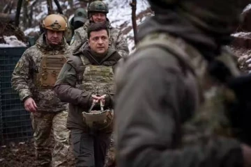 உக்ரைன் ராணுவ வீரர்களை சந்தித்து அதிபர் ஜெலன்ஸ்கி கொடுத்த பரிசு!