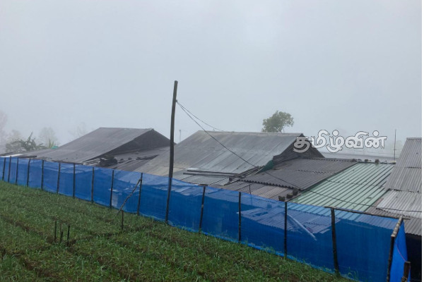 நானுஓயாவில் மண் மற்றும் கற்பாறைகள் சரிவு - ஏழு குடும்பங்கள் இடம்பெயர்வு | Landslide And Boulders In Nanuoya