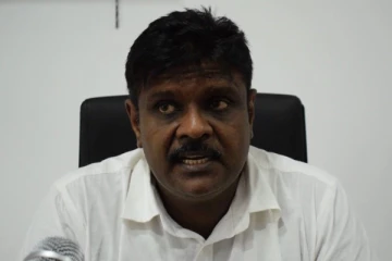 மன்னார் பள்ளிமுனை மீனவர்கள் மீது கடற்படையினர் தாக்குதல் -  பொலிஸ் நிலையத்தில் முறைப்பாடு செய்ய மீனவர்கள் அச்சம்