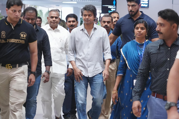 விஜய்யின் நெய்வேலி சம்பவமெல்லாம் ட்ரைலர் தான், கேரளா தான் மெயின் சம்பவம் | Vijay Selfie In Kerala With Fans