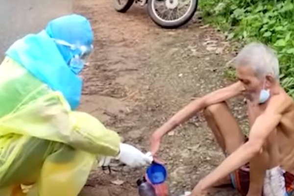 உடல்நிலை சரியில்லாத தந்தையை நடுவீதியில் தவிக்கவிட்டுச் சென்ற மகள்! | Daughter Left Father In The Middle Of The Street