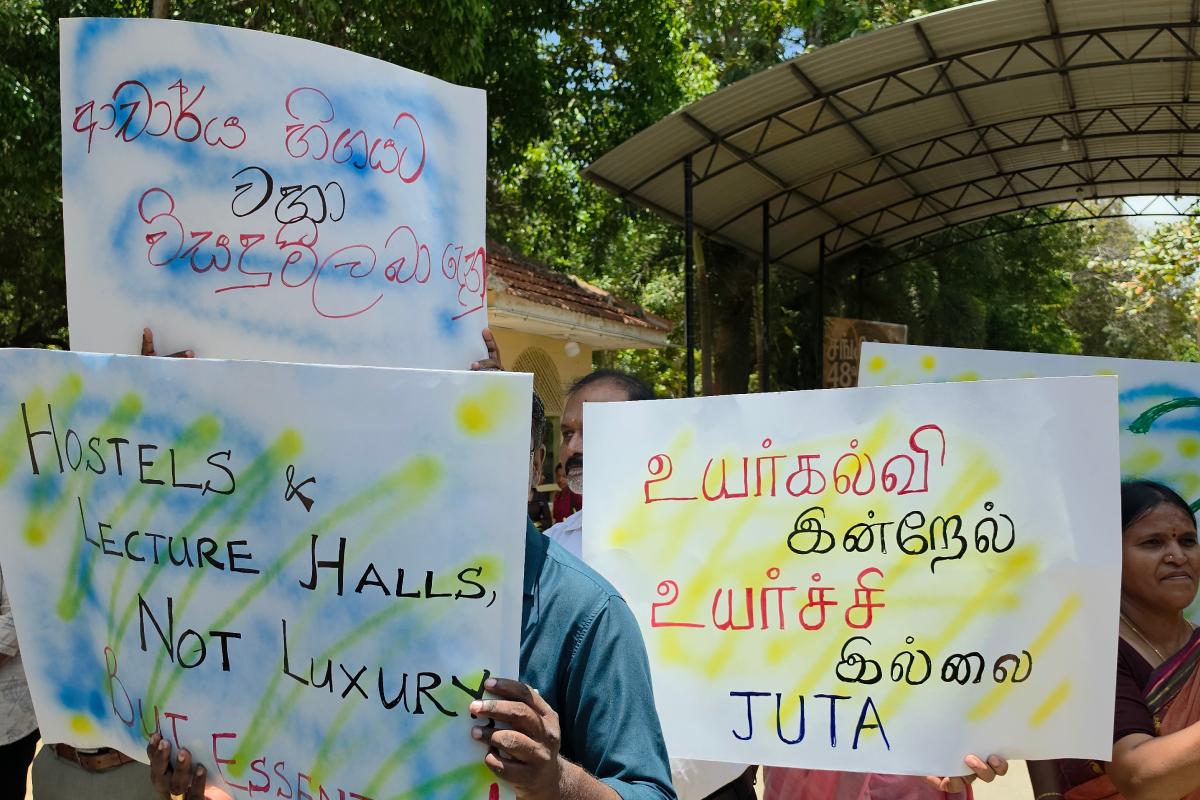 மாணவர்களின் உரிமைகளை உறுதிப்படுத்தக் கோரி யாழ். பல்கலைக்கழக ஆசிரியர்கள் போராட்டம் | Jaffna University Teachers Protest