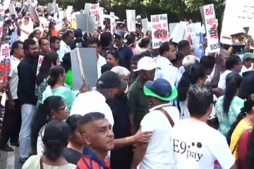 පාර්ලිමේන්තුව ඉදිරිපිට සජබෙන් විරෝධතාවක්