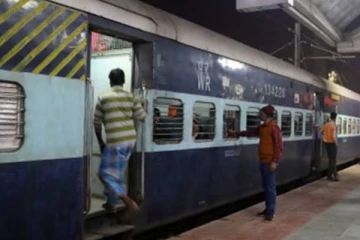 மங்களூர் விரைவு ரயில் என்ஜின் பழுது...இரண்டரை மணி நேரமாக பரிதவித்த பயணிகள்