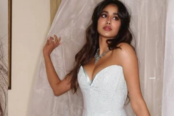 ரூ. 4 முதல் ரூ. 9 கோடி மதிப்புள்ள Lamborghini காரை பரிசாக பெற்ற ஜான்வி கபூர்.. யாரு கொடுத்தது தெரியுமா?