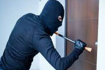 யாழில் நகையும், பணமும் திருட்டு: பொலிஸ் நிலையத்தில் முறைப்பாடு