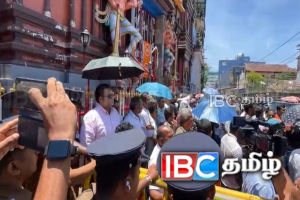 ரணிலின் வழக்கு! கோட்டை நீதவான் நீதிமன்றத்தை சுற்றி குவிந்துள்ள ஆர்ப்பாட்டக்காரர்கள் | Ranils Arrest Security Tightened Fort Magistrate