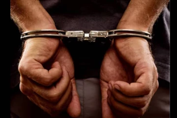 ගජමුතු ළඟ තබාගෙන සිටි දෙදෙනෙකු මාට්ටු