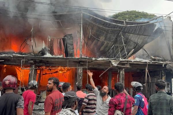 தமிழர் பகுதியில் பற்றி எரியும் க்ஷோ ரூம் | Massive Fire Vavuniya Singer Showroom