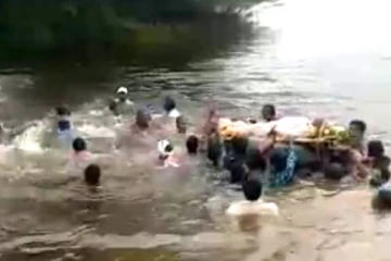 தண்ணீரால் சூழ்ந்தது சுடுகாடு பாதை : சடலத்தை கயிறு கட்டி இழுத்துச் சென்ற மக்கள்