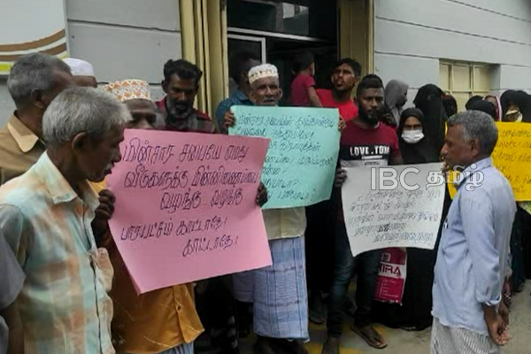 மின்சார சபை அலுவலகத்திற்கு முன்னால் பொது மக்கள் ஆர்ப்பாட்டம்! | Batticaloa Village Peoples Protest Sl Electricity