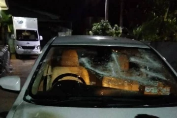 யாழில் வன்முறைக்கும்பல் அட்டகாசம்;  வாகனங்களிற்கும் தீ வைப்பு