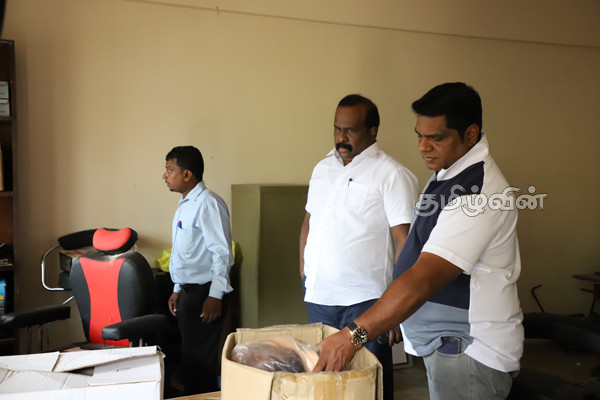 மன்னாரிலிருந்து அம்பாந்தோட்டைக்கு கொண்டு செல்ல முயற்சித்த தொழிற்பயிற்சி உபகரணங்கள்: செல்வம் அடைக்கலநாதனால் தடுத்து நிறுத்தம் | Mannar Vocational Traing Authority Adaikalanathan