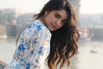 ஷார்ட் உடையில் நடிகை க்ரித்தி ஷெட்டி.. கியூட் ஸ்டில்கள்