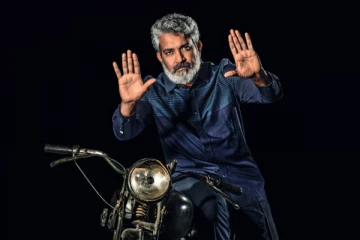 பைக்கில் வீலிங் அடிக்கும் இயக்குனர் ராஜமௌலி.. இதுவரை பார்த்திராத அன்ஸீன் புகைப்படம்..