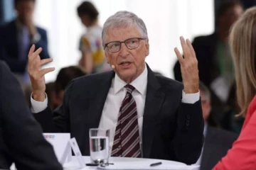 பில் கேட்ஸ்-ஐ கிழித்து தொங்கவிட்ட அமெரிக்க செய்தியாளர்!