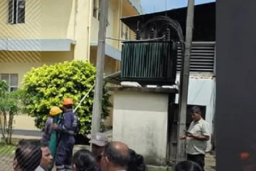 රෝහල් භූමියේ ට්‍රාන්ස්ෆෝමරයක් ගිනි ගනී
