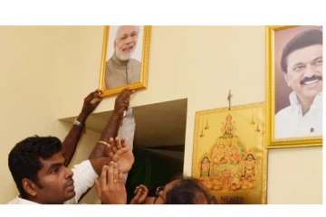 ரேஷன் கடையில் முதலமைச்சர் மு.க.ஸ்டாலின் படத்துக்கு அருகில் பிரதமர் மோடி படத்தை மாட்டிய அண்ணாமலை