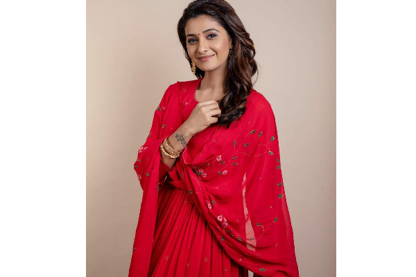 உன்  ஞாபகம்  தீயிட   விரகாயிரம்  வாங்கினேன்: இன்ஸ்டகிராமில் வைரலாகும் பிரியா பவானி ஷங்கர் | Priya Bhavani Shankar Goes Viral On Instagram