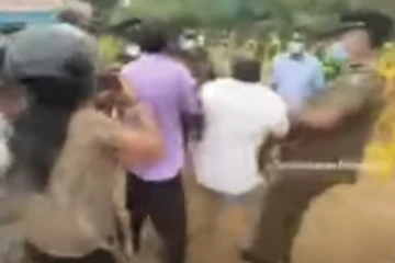 அடித்து இழுத்துச்செல்லப்படும் கஜேந்திரன்!! (video)