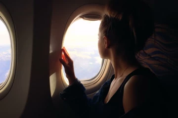 விமானம் டேக்-ஆஃப் ஆகும் போது ஏன் ஜன்னலை திறக்க வேண்டும்? அட இதில் உயிரே போற விஷயம் இருக்கா?