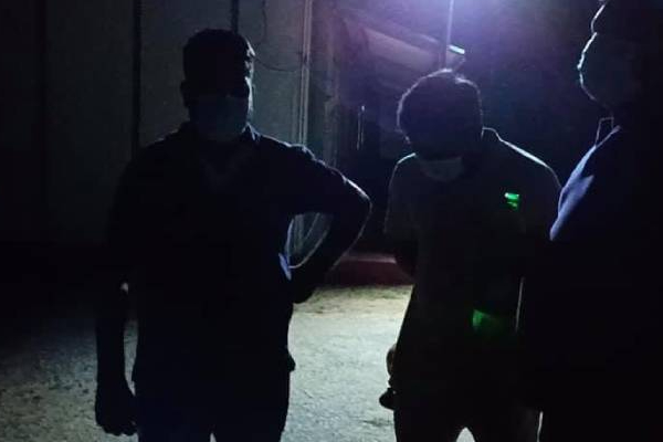 இரவுவேளை ஊடகவியலாளரின் வீட்டின் மீது தாக்குதல் நடத்திய இனம் தெரியாத குழு! | Unidentified Group Raided Journalist S House