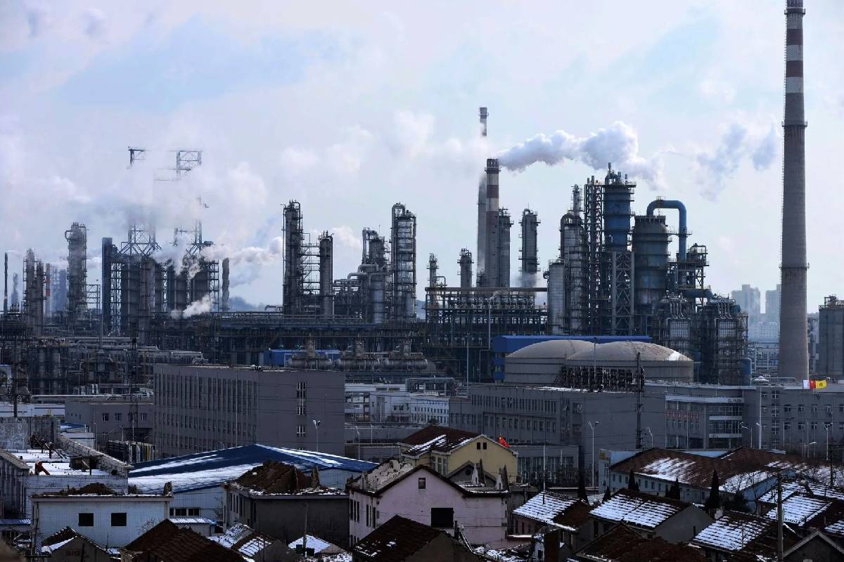 உயரும் மசகு எண்ணெய் விலை: தனியார் சுத்திகரிப்பு நிலையங்கள் உற்பத்தியைக் குறைக்க சீனா முடிவு! | China Decides Reduce Production Private Refineries