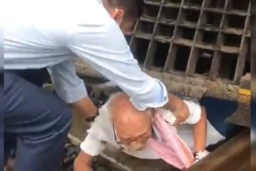 தண்டவாளத்தை கடக்க முயன்ற முதியவர்: மின்னல் வேகத்தில் வந்த ரயில்! பகீர் காட்சி