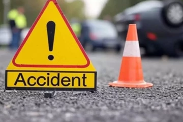 தனியார் பஸ் டிப்பர் வாகனத்துடன் மோதி விபத்து; பலர் காயம்