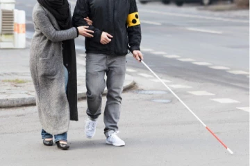 கண் தெரியாதது போல் நடித்து மோசடியில் ஈடுபட்ட நபர்! அம்பலமான இரட்டை வேடம்