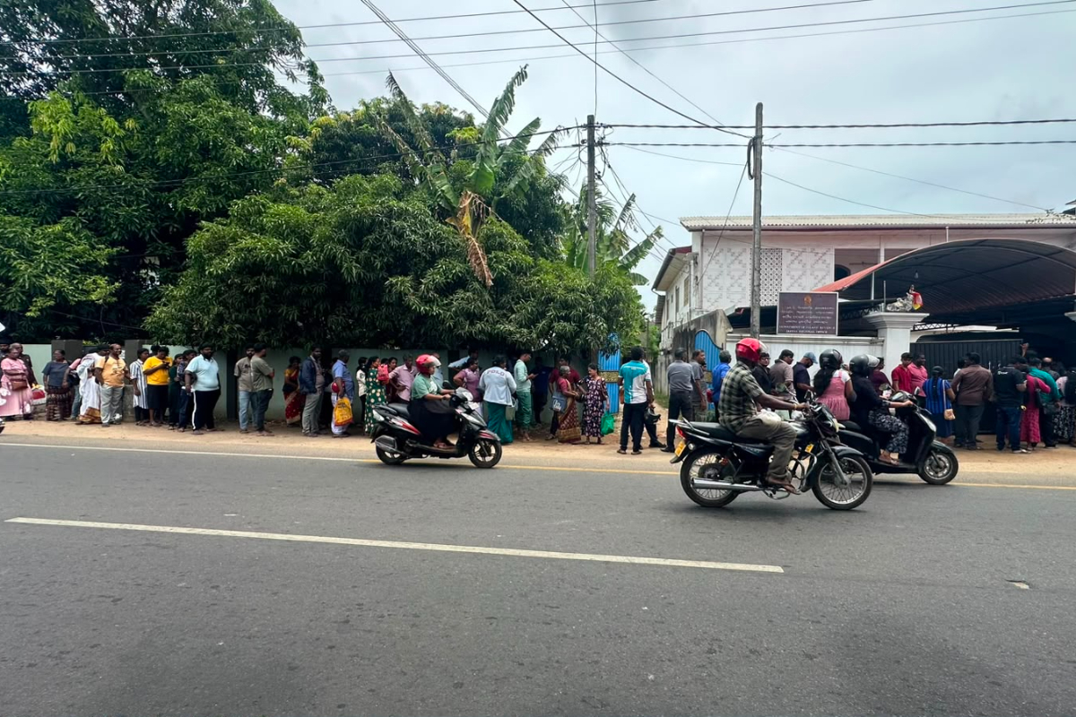 யாழில் மீண்டும் நீண்ட வரிசை ; இறைவரி திணைக்களத்தில் குவிந்த பொதுமக்கள் | Long Queues At Jaffna Revenue Department யாழில் மீண்டும் நீண்ட வரிசை ; இறைவரி திணைக்களத்தில் குவிந்த பொதுமக்கள் | Long Queues At Jaffna Revenue Department