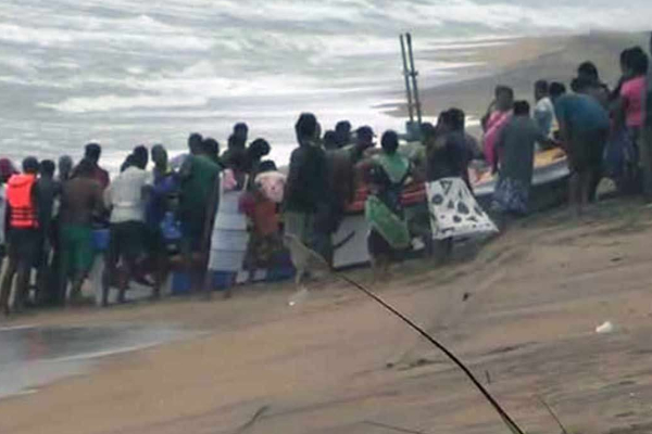மீன்பிடி படகு கவிழ்ந்து விபத்து | Fishing Boat Capsized Accident Wadhwa