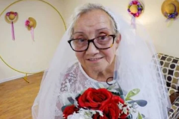 தன்னை தானே திருமணம் செய்து கொண்ட வயோதிப பெண்மணி