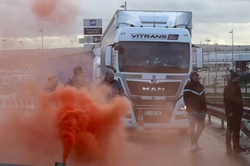 பிரித்தானிய லொறிகளையும் படகுகளையும் திடீரென தடுத்து நிறுத்திய பிரான்ஸ் மீனவர்களால் பரபரப்பு