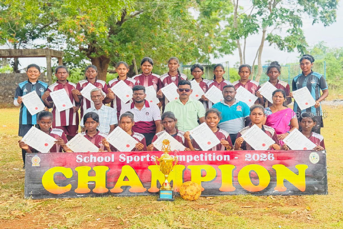 வீறுநடைபோடும் தெல்லிப்பளை மகாஜன பெண்கள் உதைபந்தாட்ட அணிகள்: வடக்கில் தொடர் வெற்றி | Mahajana Women S Football Teams Champions