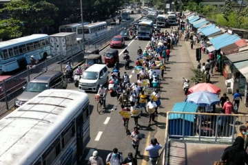 அரசாங்கத்திற்கு எதிராக கொழும்பில் எதிர்ப்பு போராட்டம்! ஜனாதிபதி செயலகத்திறக்கு முன்பாக பதற்றம்