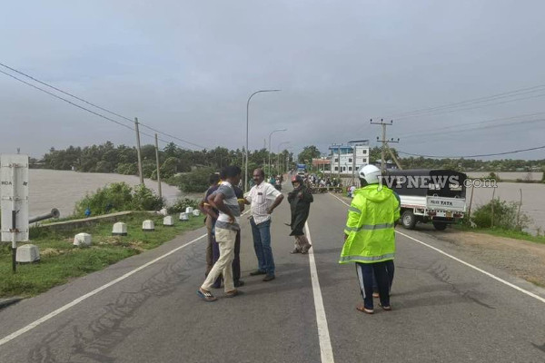 சமூகவலைத்தள மோகம்; வெள்ளத்துள் புகைப்படம் , காணொளி எடுக்க முண்டியடிக்கும் மக்கள் | Officials Warn Rushing Photos Videos Flood சமூகவலைத்தள மோகம்; வெள்ளத்துள் புகைப்படம் , காணொளி எடுக்க முண்டியடிக்கும் மக்கள் | Officials Warn Rushing Photos Videos Flood