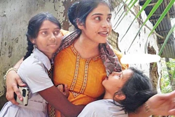குவைத்தில் இருந்து நாடு திரும்பிய இலங்கைப்பெண்; வைரலாகும் புகைப்படம்