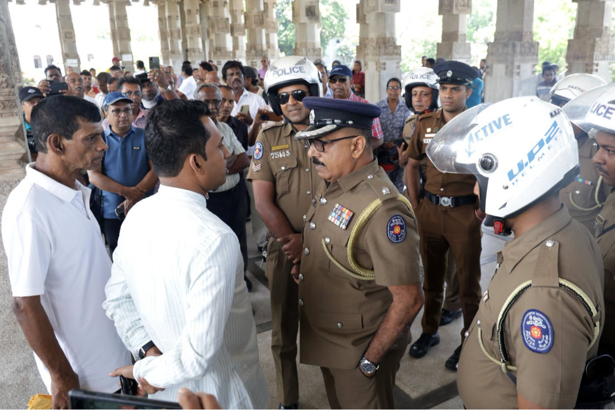 சுதந்திர சதுக்கத்தில் பொலிஸார், சிவில் செயற்பாட்டாளர்கள் இடையே கருத்து முரண்பாடு | Police Activist Dispute At Independence Square