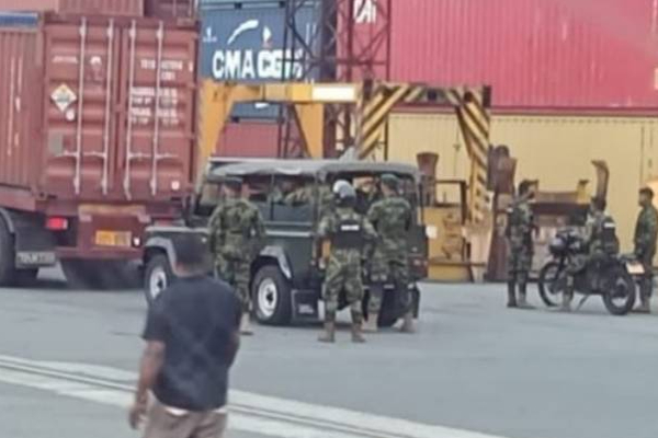 பலத்த பாதுகாப்புடன் துறைமுகத்திற்கு கொண்டு சென்ற கொள்கலன்! | Colombo Port Container Heavy Security பலத்த பாதுகாப்புடன் துறைமுகத்திற்கு கொண்டு சென்ற கொள்கலன்! | Colombo Port Container Heavy Security