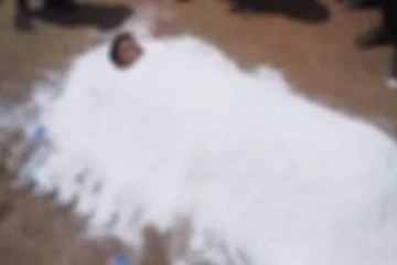 மறையாத மூடநம்பிக்கை  : இறந்த சிறுவனை 8 மணி நேரம் உப்பு குவியலில் வைத்த கொடூரம்