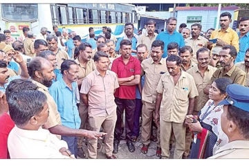 தொடரும் வன்முறை.. பேருந்துக்குள் புகுந்து டிரைவரை வெட்டிய மர்ம கும்பல் - என்ன நடந்தது?