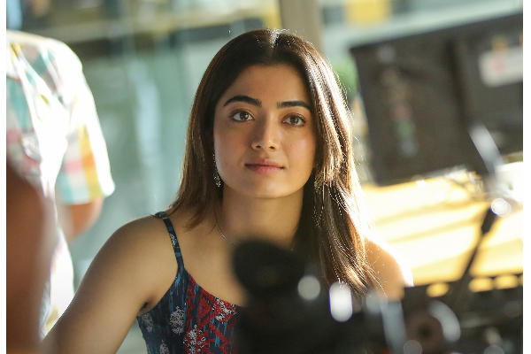 அரபிக் குத்துக்கு ஸ்டேப் போட்ட தளபதி 66 பட நாயகி ! அதுவும் பாலிவுட் நடிகருடன்.. | Arabic Kuthu Rashmika Step