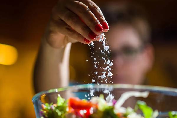 உணவில் அதிக உப்பு எடுத்துக்கொள்பவரா நீங்க? இந்த ஆபத்து உறுதி | What Are Negative Health Effects Of Salt